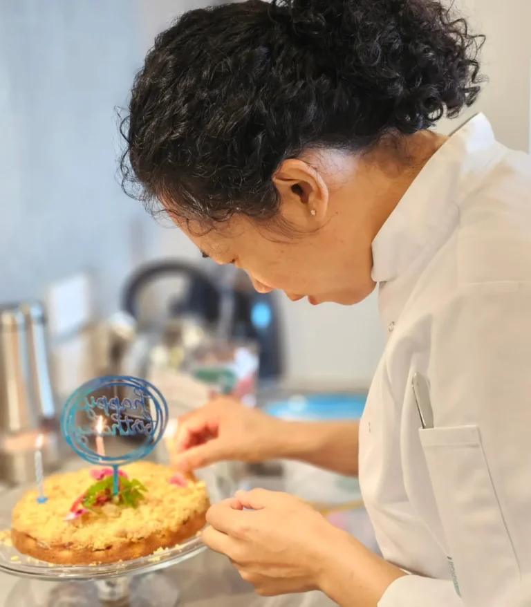 private-chef-preparing-birthday-cake-home-dining-experience