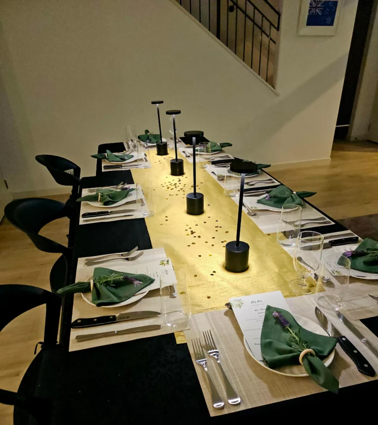 elegant-dinner-table-setting-green-napkins-gold-runner-led-lamps-private-chef